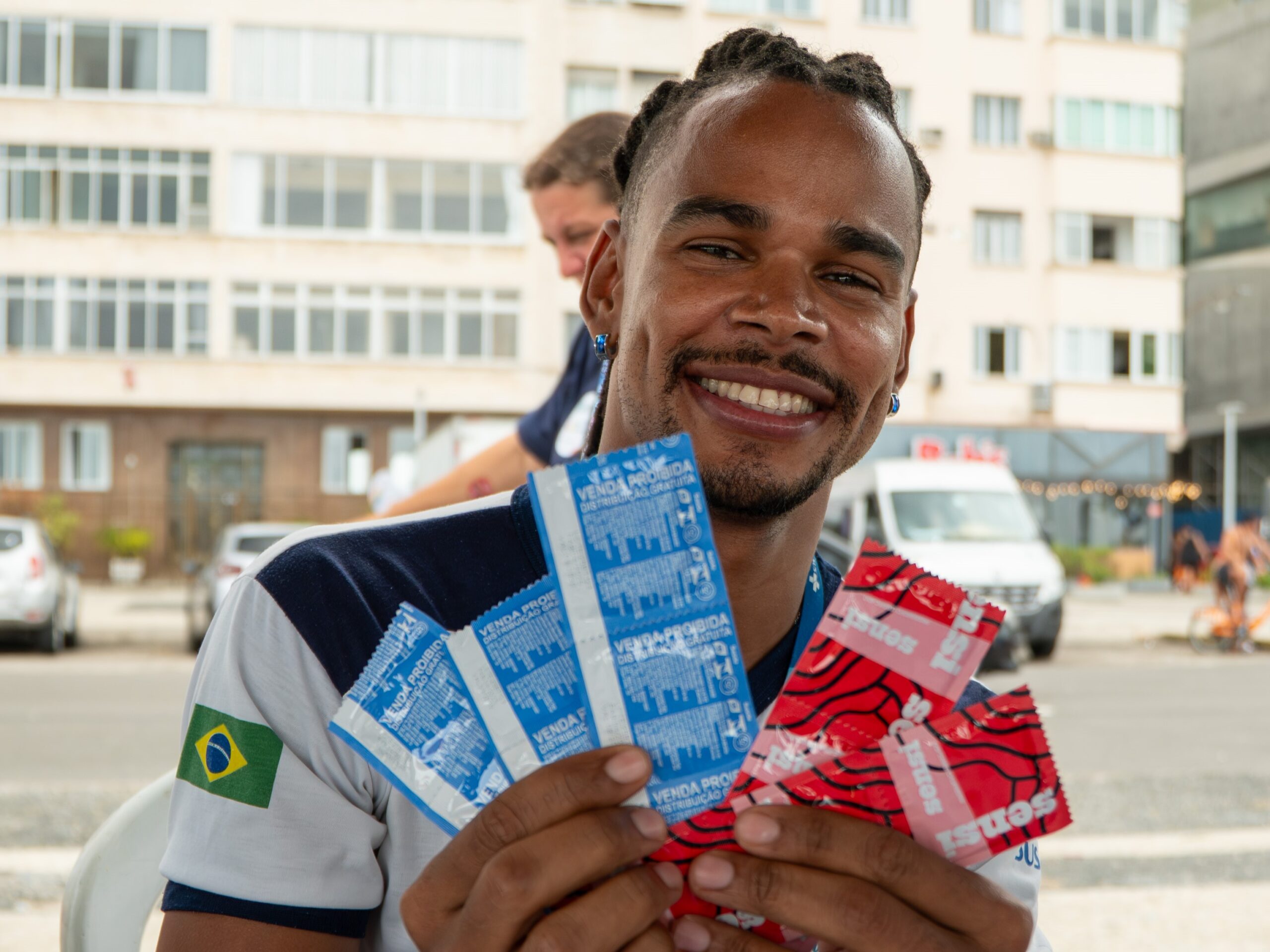 Tendas de atendimento da Parada da Prevenção instaladas na orla de Copacabana com sinalização da campanha Seguro com Local