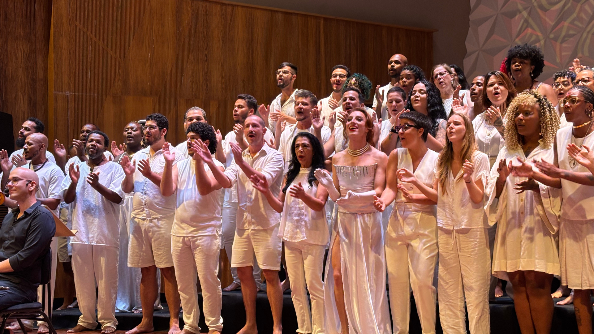 O Coro LGBTI+ do RJ - Arco-Íris por Prazer emociona o público na Sala Cecília Meireles durante o encerramento da 30ª Parada do Rio